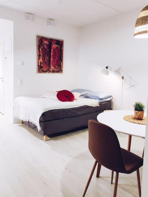 New Studio Cherry Near Helsinki Airport In Kivistoe Vantaa Extérieur photo